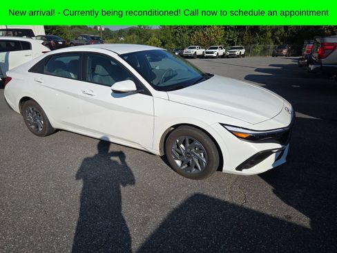Used 2025 Hyundai Elantra Hybrid FWD image 7
