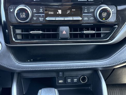 Used 2021 Toyota Highlander XLE FWD image 28