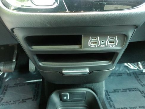 Used 2025 Chrysler Pacifica Select FWD image 50