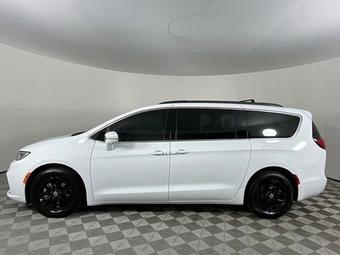 Used 2022 Chrysler Pacifica Touring-L w/ Uconnect Theater Family Group FWD image 8