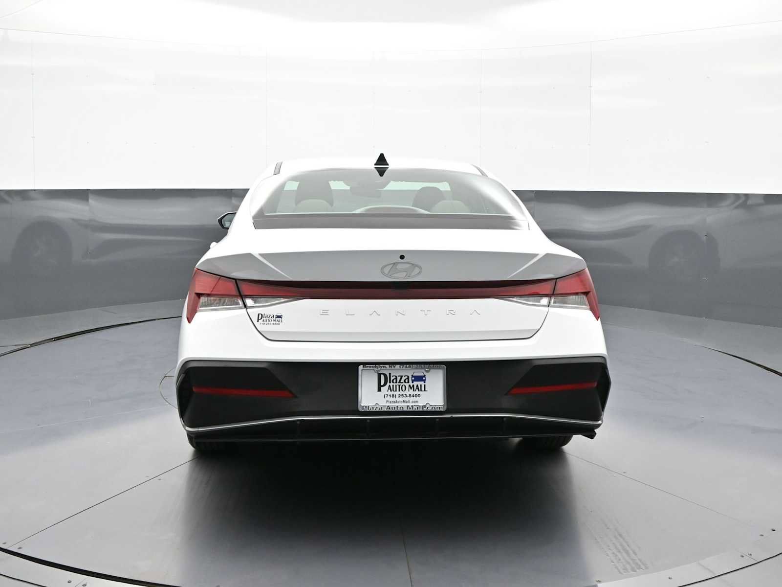 Used 2025 Hyundai Elantra SE FWD image 7