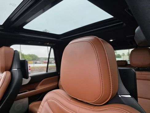 Used 2019 Lincoln Navigator Reserve AWD/4WD image 12