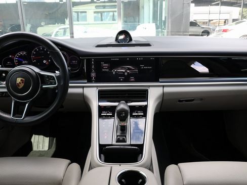 Used 2018 Porsche Panamera w/ Premium Package image 27