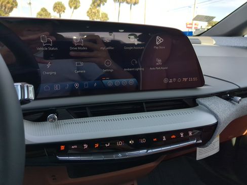 New 2026 Cadillac Optiq Luxury 2 image 21