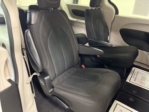 Used 2022 Chrysler Voyager LX image 21