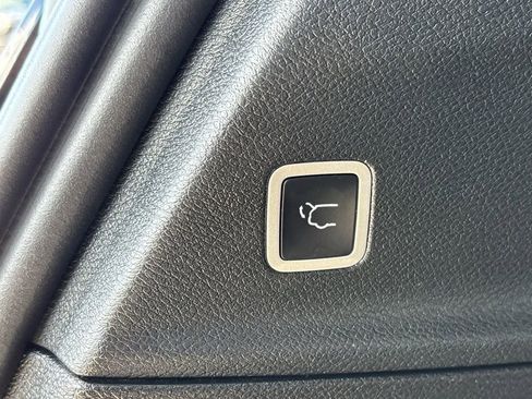 Used 2025 Chrysler Pacifica Select image 26