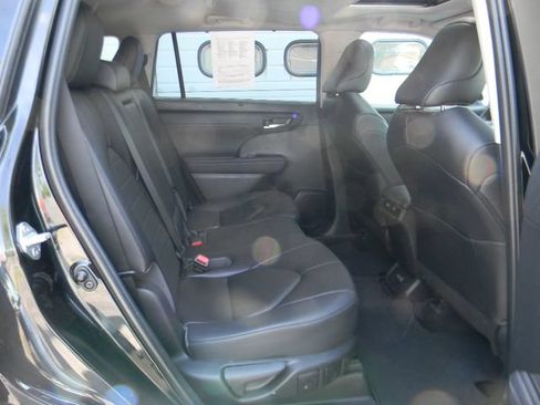 Used 2023 Toyota Highlander XLE AWD/4WD image 27