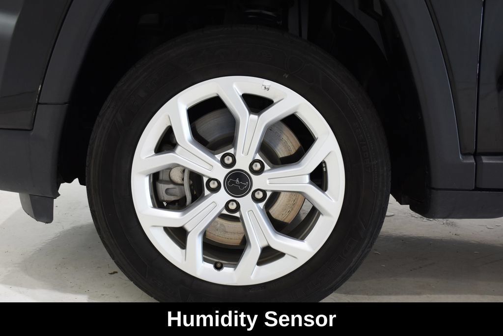 Used 2025 Jeep Compass Latitude w/ Sun & Sound Group AWD/4WD image 9