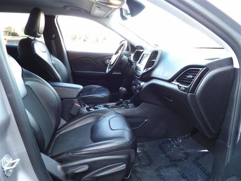 Used 2019 Jeep Cherokee Latitude Plus image 14