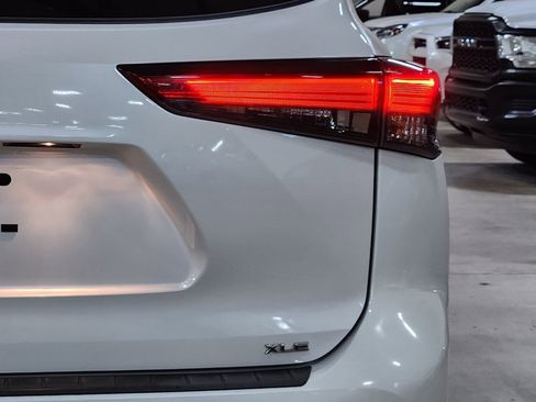 Used 2022 Toyota Highlander XLE FWD image 22