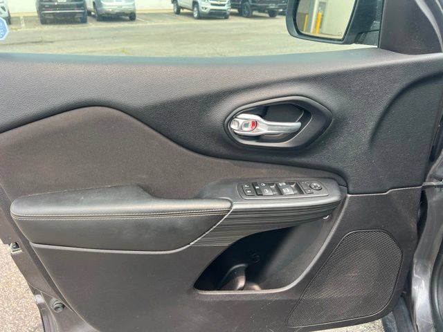 Used 2016 Jeep Cherokee Latitude w/ Cold Weather Group AWD/4WD image 16