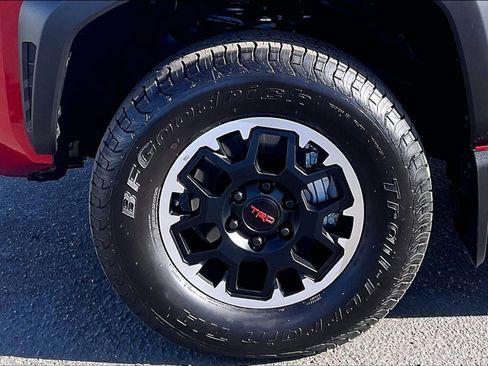 Used 2025 Toyota Tacoma TRD Off-Road image 9