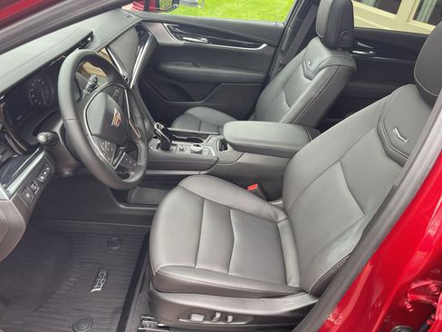 Used 2025 Cadillac XT5 Premium Luxury w/ Technology Package AWD/4WD image 15