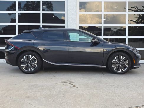 Used 2022 Kia EV6 Light RWD image 3