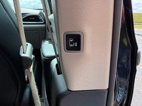 Used 2023 Chrysler Pacifica Touring-L FWD image 31