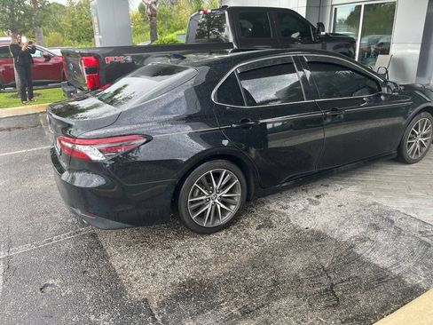 Used 2021 Toyota Camry XLE w/ Navigation Package FWD image 3