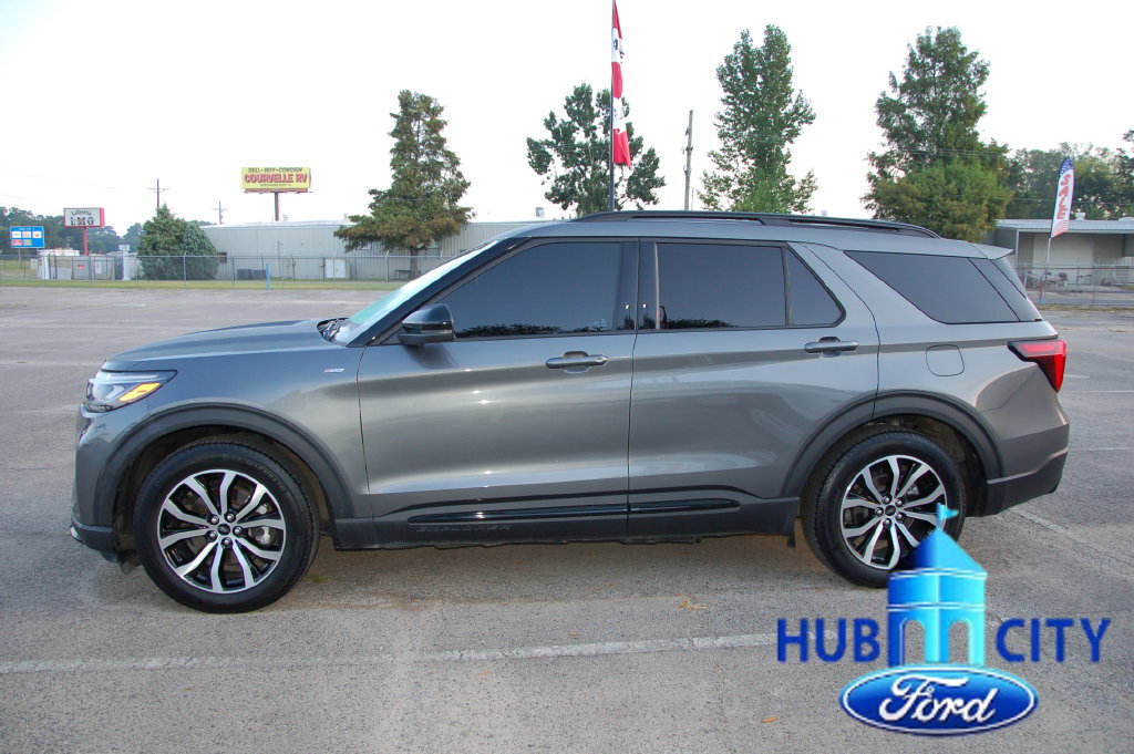 Used 2025 Ford Explorer ST-Line RWD image 2