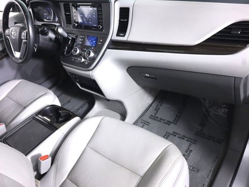 Used 2020 Toyota Sienna XLE image 40