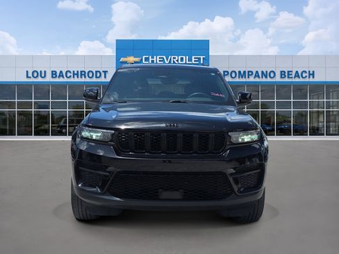 Used 2024 Jeep Grand Cherokee Altitude image 2