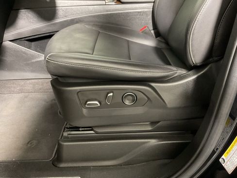 Used 2022 Cadillac Escalade Luxury image 18