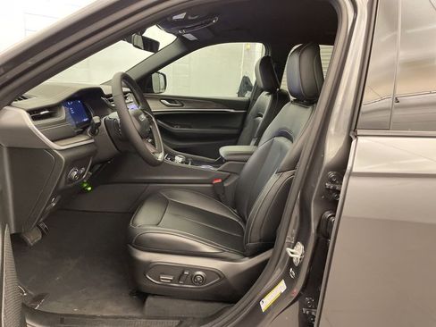 New 2025 Jeep Grand Cherokee L Limited w/ Black Appearance Package image 18