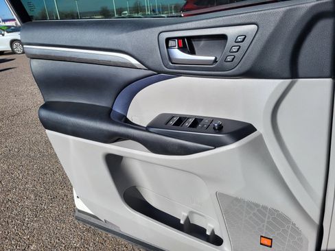 Used 2019 Toyota Highlander Limited Platinum image 14