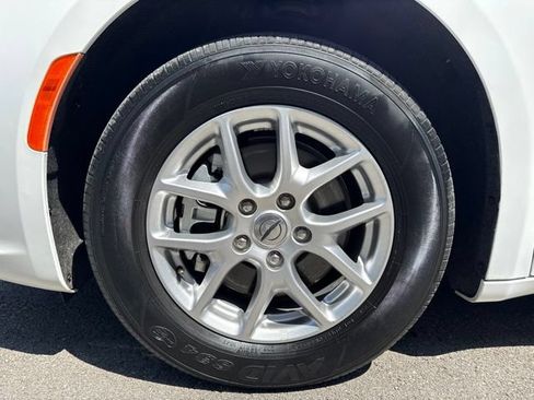 Used 2023 Chrysler Pacifica Touring-L FWD image 19