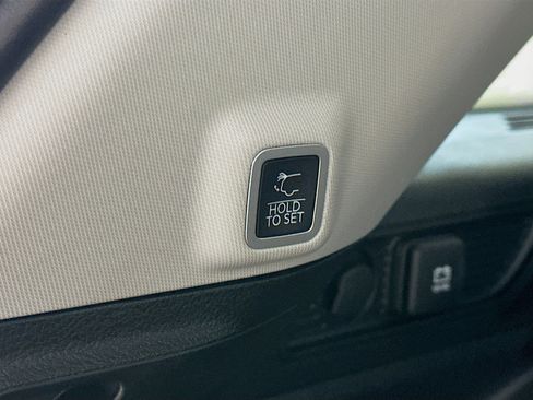 Used 2023 Jeep Grand Cherokee Limited w/ Black Appearance Package AWD/4WD image 31