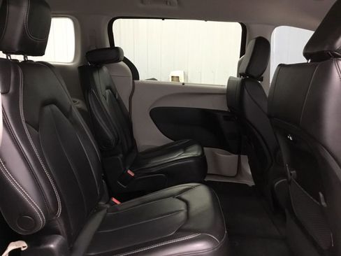 Used 2023 Chrysler Pacifica Touring-L image 18