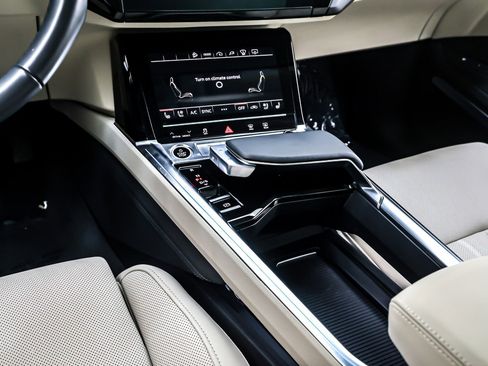 Used 2022 Audi e-tron Prestige image 7