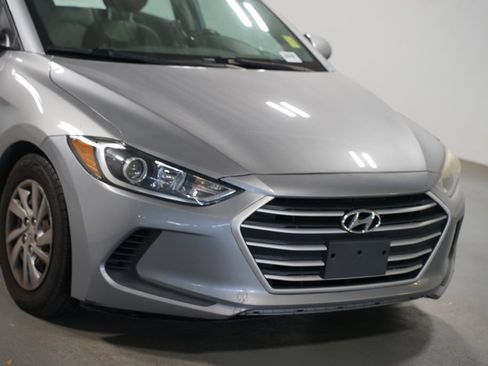 Used 2017 Hyundai Elantra SE FWD image 4