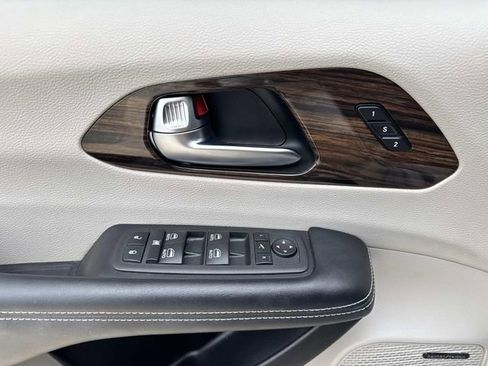 Used 2022 Chrysler Pacifica Limited AWD/4WD image 44