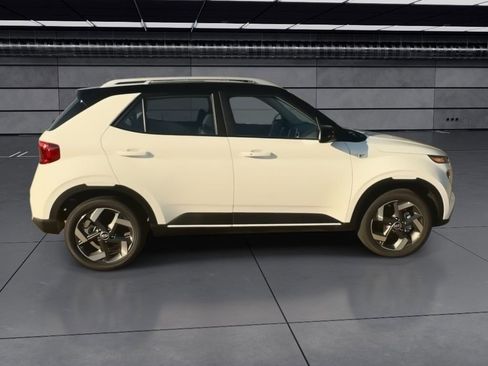 Used 2026 Hyundai Venue SEL image 9