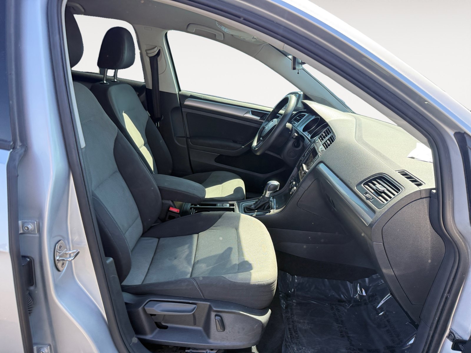 Used 2016 Volkswagen e-Golf SE w/ DC Fast Charging Package FWD image 19