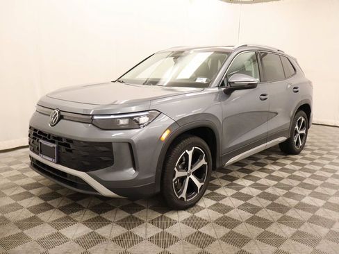 Used 2025 Volkswagen Tiguan SE w/ Panoramic Sunroof Package AWD/4WD image 1