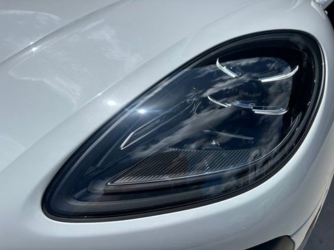 Certified 2024 Porsche Macan AWD/4WD image 8