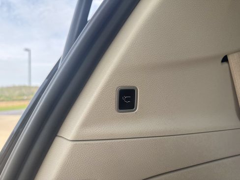 Used 2024 Chrysler Pacifica Limited FWD image 13