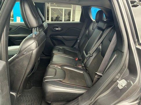Used 2019 Jeep Cherokee Trailhawk AWD/4WD image 12