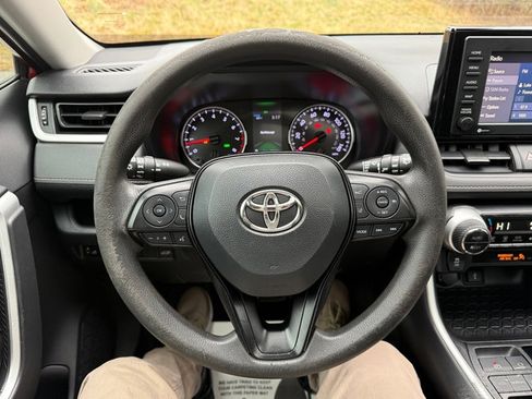 Used 2020 Toyota RAV4 XLE image 19
