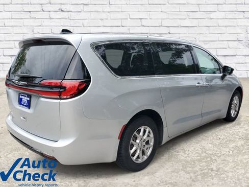 Used 2024 Chrysler Pacifica Touring-L FWD image 4