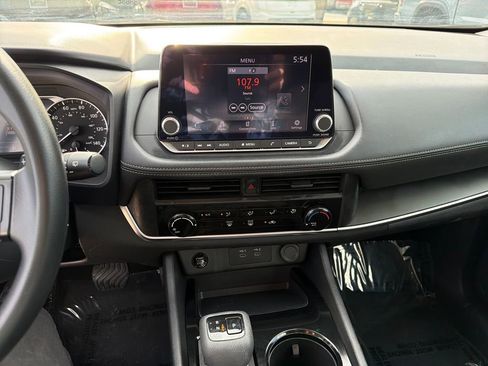 Used 2024 Nissan Rogue S FWD image 23
