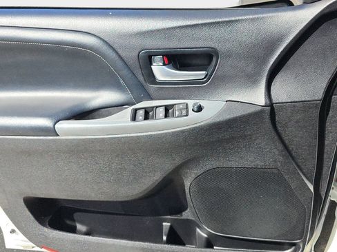 Used 2017 Toyota Sienna SE Premium FWD image 22