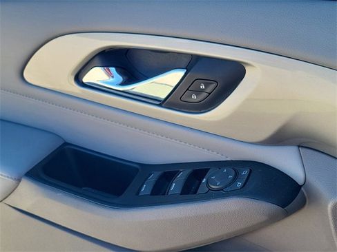 Used 2018 Chevrolet Traverse LT image 18