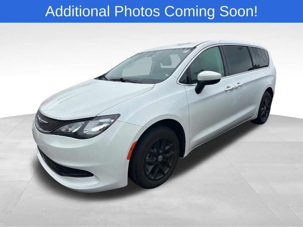 Used 2022 Chrysler Voyager LX FWD image 3