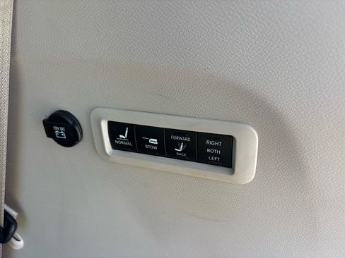 Used 2017 Chrysler Pacifica Limited w/ UConnect Theater Package FWD image 5