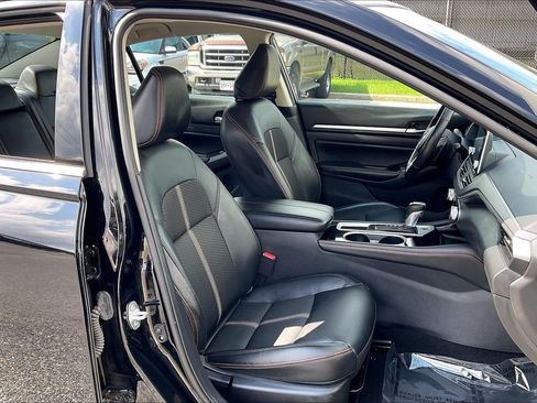 Used 2025 Nissan Altima 2.5 SR FWD image 9