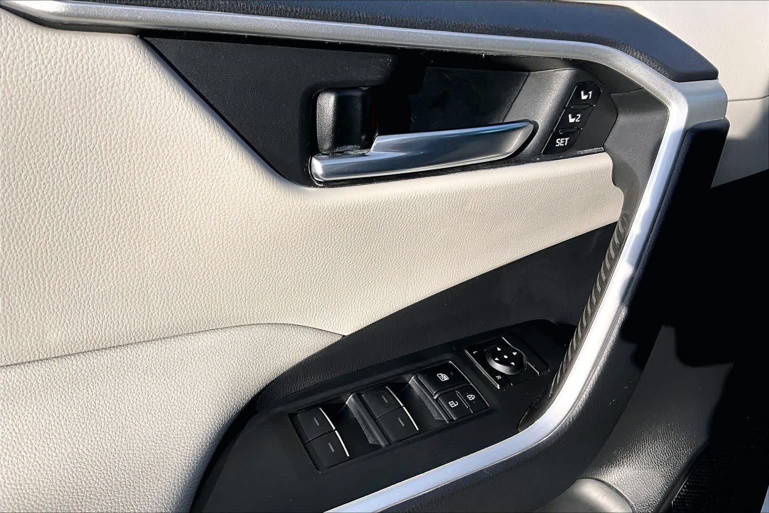Certified 2022 Toyota RAV4 XLE Premium AWD/4WD image 32