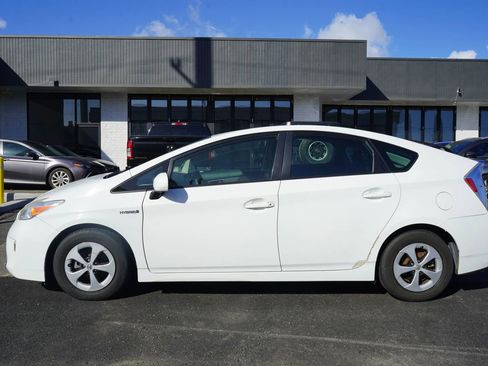Used 2014 Toyota Prius Two image 2