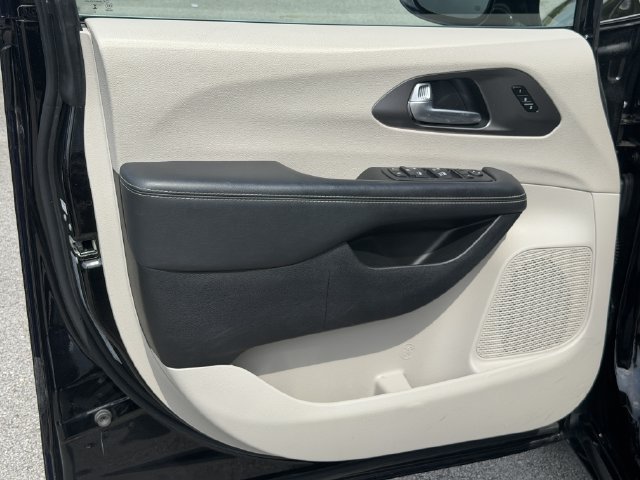 Used 2024 Chrysler Pacifica Touring-L FWD image 33