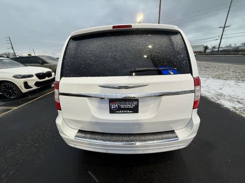 Used 2016 Chrysler Town & Country Touring-L image 4